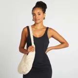 Bolso de hombro tejido a crochet en color crema, con diseño calado y asa larga.