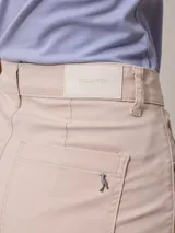 Short color beige de sarga, corte clásico, con bolsillos delanteros y traseros.