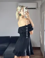 Vestido corto blanco con escote off-shoulder, mangas cortas abullonadas y cintura elastizada.