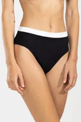 Bombacha de bikini tiro alto confeccionada en tejido acanalado negro con cintura blanca en contraste.