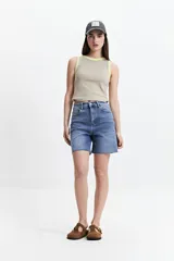 Short de jean azul de tiro alto con ruedo desflecado.