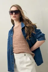 Short negro de tiro alto con pliegues frontales y bolsillos laterales.