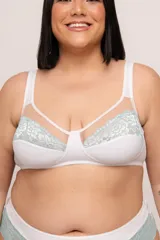 Soutien reductor blanco sin aro, con bretel ancho, confeccionado en LYCRA® con detalle de encaje celeste y microtul en copa. Breteles elásticos regulables y ganchos reforzados en espalda.