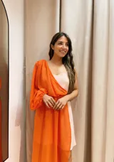 Vestido largo azul marino con un hombro descubierto, manga larga abullonada y falda irregular con sobrevestido de crepé.
