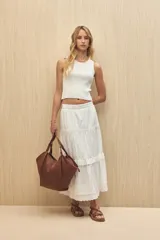 Falda larga de algodón color blanco, con cintura elastizada y tres volados con detalles de puntilla.