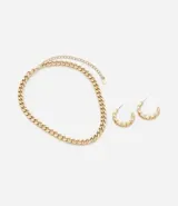 Conjunto de collar corto con cadena de eslabones entrelazados y caravanas tipo aro, ambos de metal dorado.
