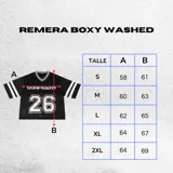 Remera estilo jersey deportiva, color negro, corte boxy y cuello V con ribete blanco. Presenta la palabra "CONFIDENT" estampada en blanco en el pecho y el número "26" grande con efecto desgastado en la parte inferior. Las mangas cortas tienen tres franjas blancas.
