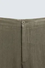 Pantalón de vestir color beige claro, de corte recto, confeccionado en lino.