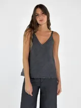 Musculosa gris oscuro de lino con breteles finos y escote en V.