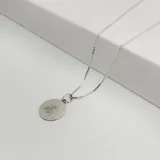 Conjunto de collar y dije circular de plata 925 con grabado de abeja.