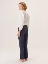 Pantalón de vestir color marrón, corte cigarette (pierna angosta) con tajo en el bajo. Presenta una cintura elástica ancha de color beige claro.