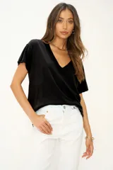 Camiseta negra de cuello en V, con hombros caídos, dobladillo curvo y ajuste holgado.