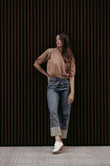 Zapatillas urbanas blancas con detalles en gris y suela color caramelo. Presentan cierre con tiras de velcro.