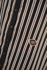 Vestido corto color crema con rayas verticales marrones, cuello mao, botones a tono y parche con logo en el frente.