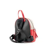 Mochila negra con detalles en rojo y blanco, confeccionada en símil cuero. Tiene un compartimento principal con cierre, un bolsillo interno con cierre y dos bolsillos abiertos, además de un bolsillo externo con cierre. Las correas son regulables y los herrajes son plateados.