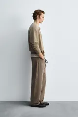 Pantalón de jean color marrón topo, de corte amplio y tiro alto.