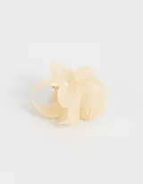 Broche para el pelo con forma de flor de cinco pétalos color rosa claro.