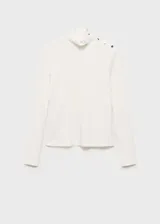 Camiseta blanca de tejido de punto de canalé, corte ajustado, cuello perkins, manga larga y cierre de botones metálicos en el hombro.
