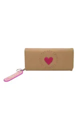 Billetera beige con cierre de broche, con estampado de la palabra "Trendy" alrededor de un corazón fucsia. Incluye llavero con la palabra "Trendy".