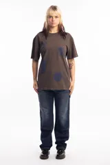 Remera unisex color marrón con cuello redondo y estampado azul con motivos de la naturaleza.