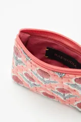 Bolso tipo neceser con estampa floral de inspiración bohemia, confeccionado en algodón con bordado a mano.
