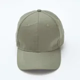 Gorra de béisbol verde oliva con visera curva y botón en la parte superior.