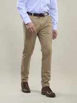 Pantalón color beige de calce comfort, confeccionado en tejido sateen con algodón y spandex.
