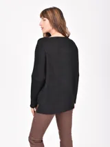 Buzo negro de tejido waffle, con cuello redondo y calce holgado.