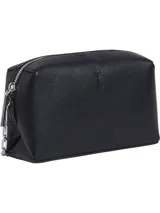 Cartera bandolera Calvin Klein modelo Camera, color negro con textura granulada y logo de la marca en el frente. Tiene correa de cadena plateada y cierre superior con cremallera.