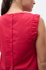 Blusa roja sin mangas, con cuello redondo y sisa drapeada.
