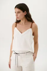 Musculosa azul con breteles finos color marrón y escote en V.