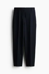 Pantalón de vestir azul marino, de corte recto, con bolsillos laterales y traseros. Se ajusta a la cintura con cinturón de cuero marrón.
