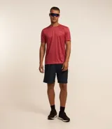 Remera deportiva blanca de poliéster, con cuello redondo, mangas cortas y recortes laterales.