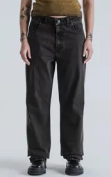 Pantalón de denim 100% algodón, color negro con lavado óxido/oscuro. Es de tiro alto y calce wide leg (pierna ancha).