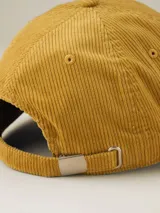 Gorra de béisbol azul de pana con visera curva y orificios de ventilación bordados.