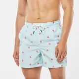 Short de baño celeste con rayas verticales blancas y estampado de pulpos rojos.