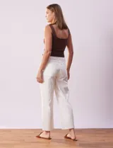 Pantalón jean wide leg color blanco, marca Zac & Rachel. Tiro alto, pretina con pasadores, botón y cierre. Bolsillos en delantera y trasera.