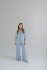 Pantalón de jean celeste claro, de corte ancho y tiro alto.
