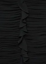 Vestido corto negro con cuello halter, espalda descubierta, tejido fruncido y cierre de lazo en el cuello.