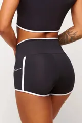 Short deportivo negro de cintura alta con ribete blanco y bolsillos laterales. Ideal para actividades al aire libre, cuenta con protección UV50+.