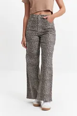 Pantalón de jean azul oscuro, corte wide leg y tiro alto.