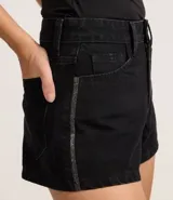 Short de jean negro con cintura alta, corte slim, trabillas en la cintura, cierre tradicional, bolsillos y rayas de strass con brillos laterales.