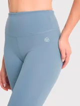 Calza deportiva larga color azul petróleo, de tiro alto y calce regular. Confeccionada con tecnología seamless para mayor comodidad.