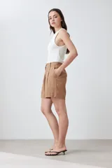 Short color tostado de lino con pinzas, tiro alto y bolsillos laterales.