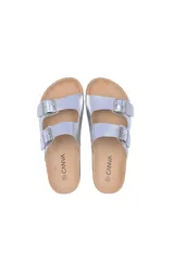Sandalias negras con dos tiras anchas con hebillas ajustables, plantilla de corcho y suela plana con ribete de yute.