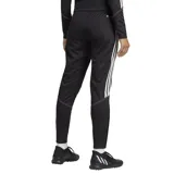 Pantalón de fútbol Adidas Tiro 23 Club, color negro con tres rayas blancas a los costados. Corte ajustado, tejido transpirable AEROREADY y cierres en los puños.