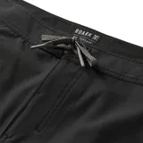 Short de baño negro con cordón ajustable en la cintura y estampado lateral con motivos florales en tonos grises.