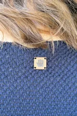 Sweater de punto color azul marino, con escote en V y mangas largas.