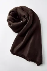 Bufanda rectangular color marrón chocolate, confeccionada en mezcla de viscosa con acabado desflecado.