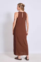 Vestido largo marrón sin mangas con paneles laterales más oscuros.